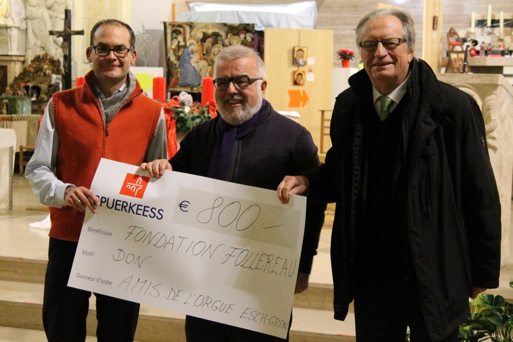 De gauche à droite : Christophe Wantz, directeur de la FFL, Paul Nilles, président des Amis de l’Orgue d’Esch-Grenz et Jos Hilger, président d’honneur de la FFL, lors de la remise de chèque à l’église Sacré-Cœur d’Esch, ce mercredi 3 décembre 2014.